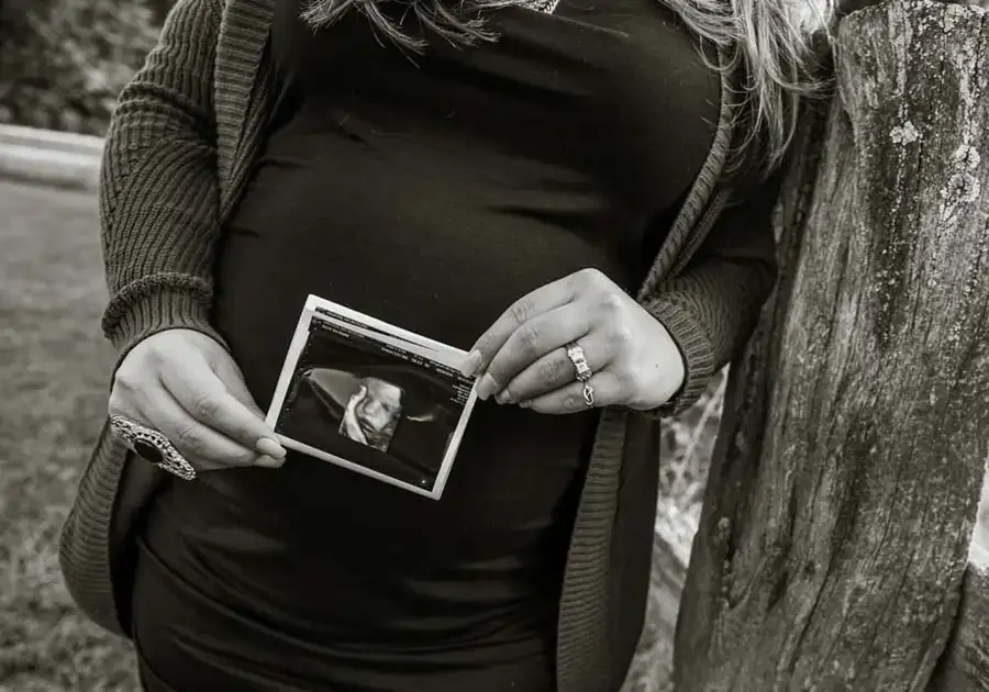 Catching Glimpses - pregnant woman holding 3D ultrasound photo - Vandalia and Greenville, IL